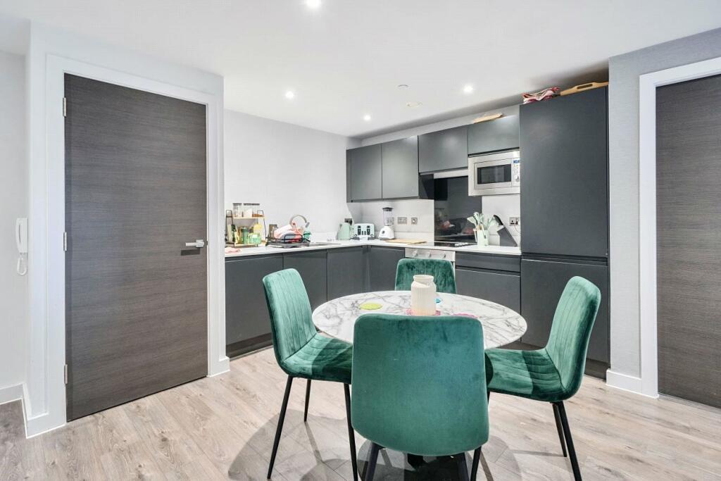 244076_MAN240411_IMG_05_0000-ezgif.com-webp-to-jpg-converter